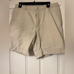 Columbia Men's Cream Flat Front Shorts. Size 34.